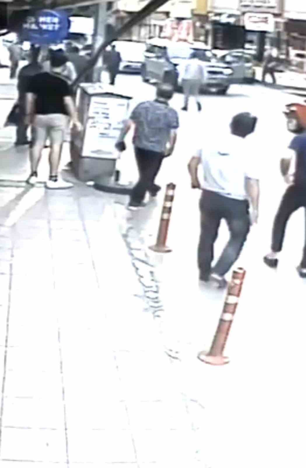 Yola aniden fırlayan çocuğa otomobil böyle çarptı