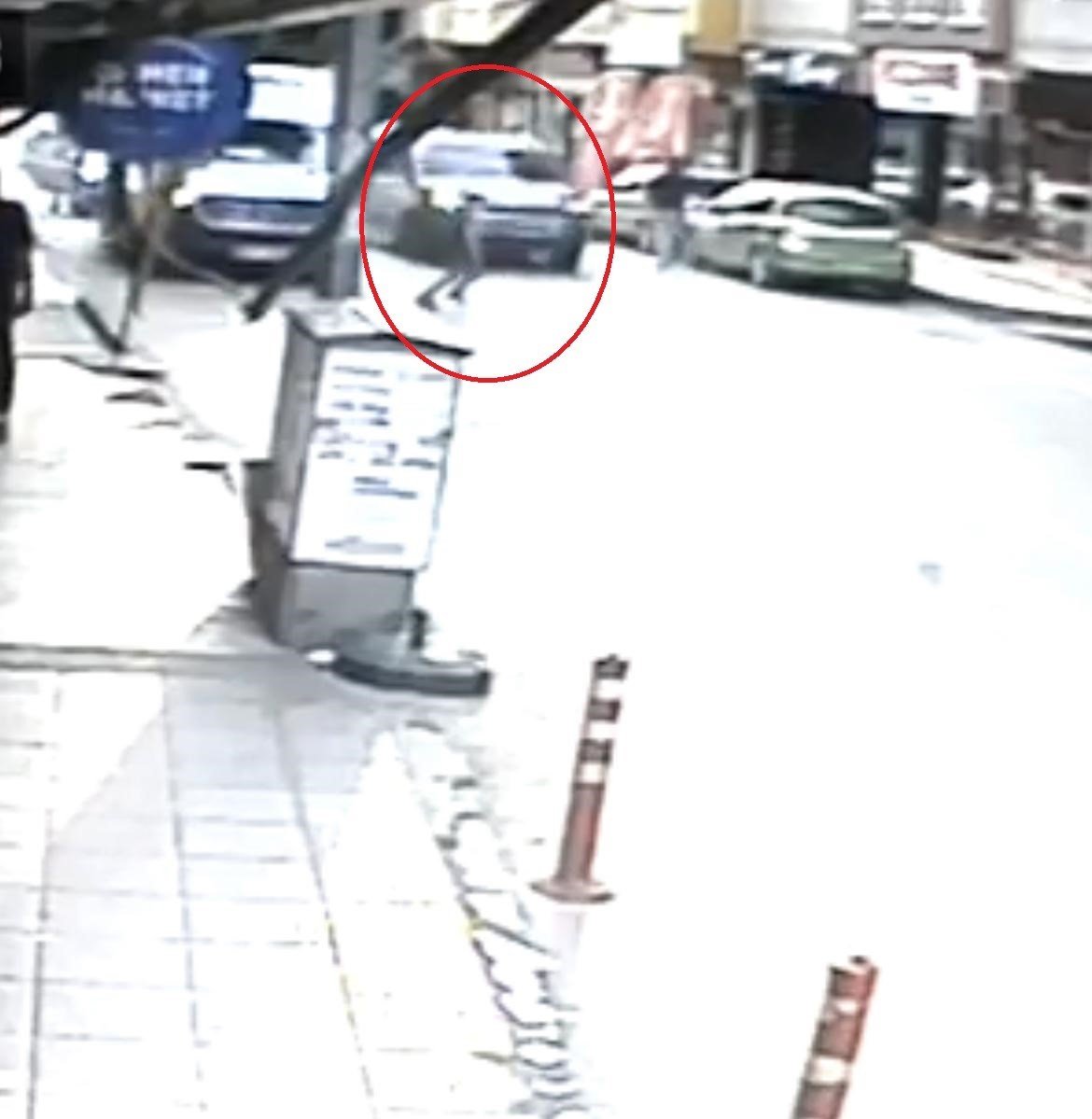 Yola aniden fırlayan çocuğa otomobil böyle çarptı