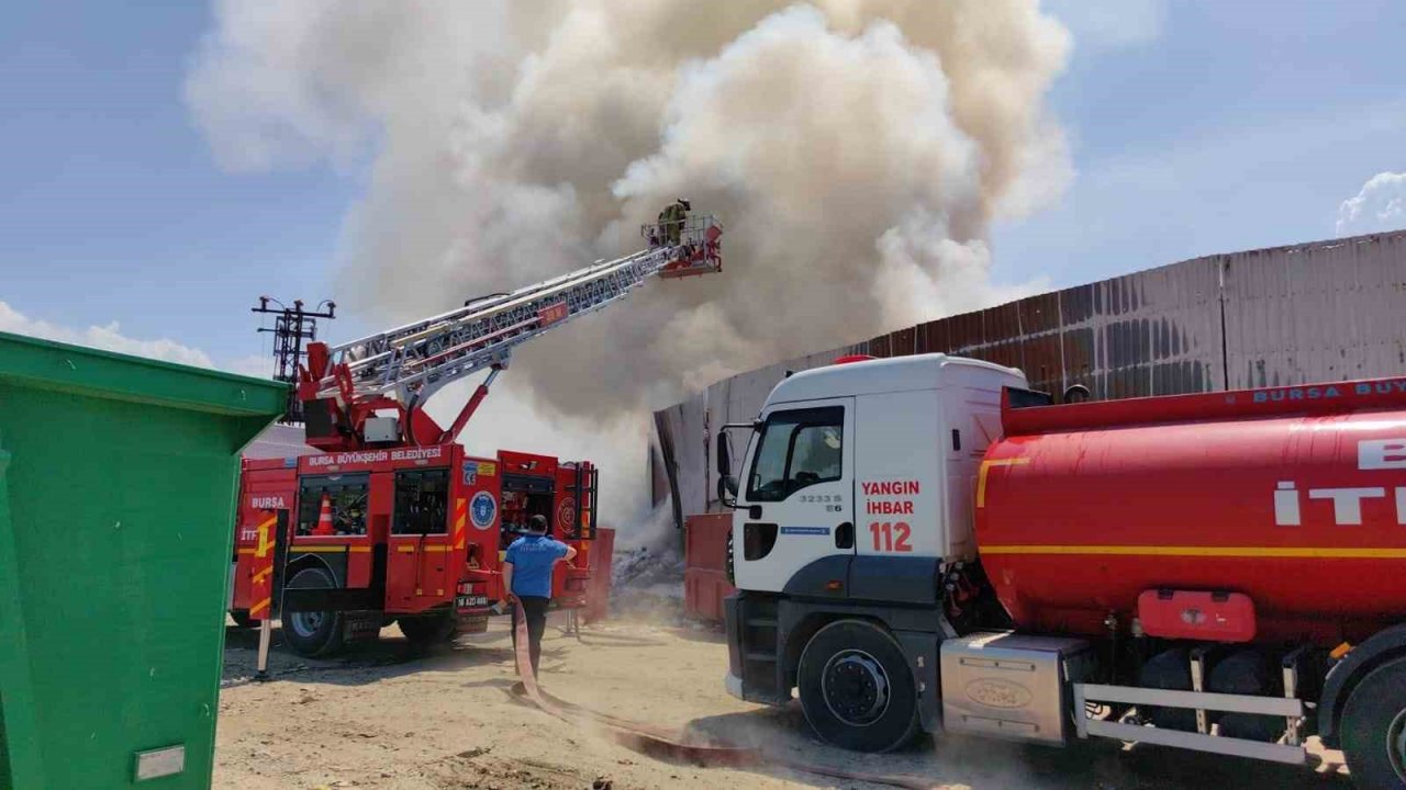 Bursa’da geri dönüşüm tesisinde korkutan yangın