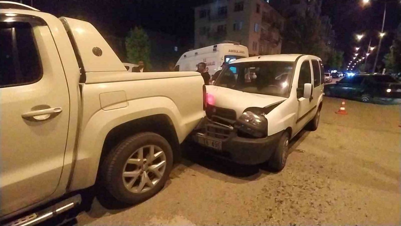 Kontrolden çıkan araç park halindeki kamyonete çarptı: 1 yaralı