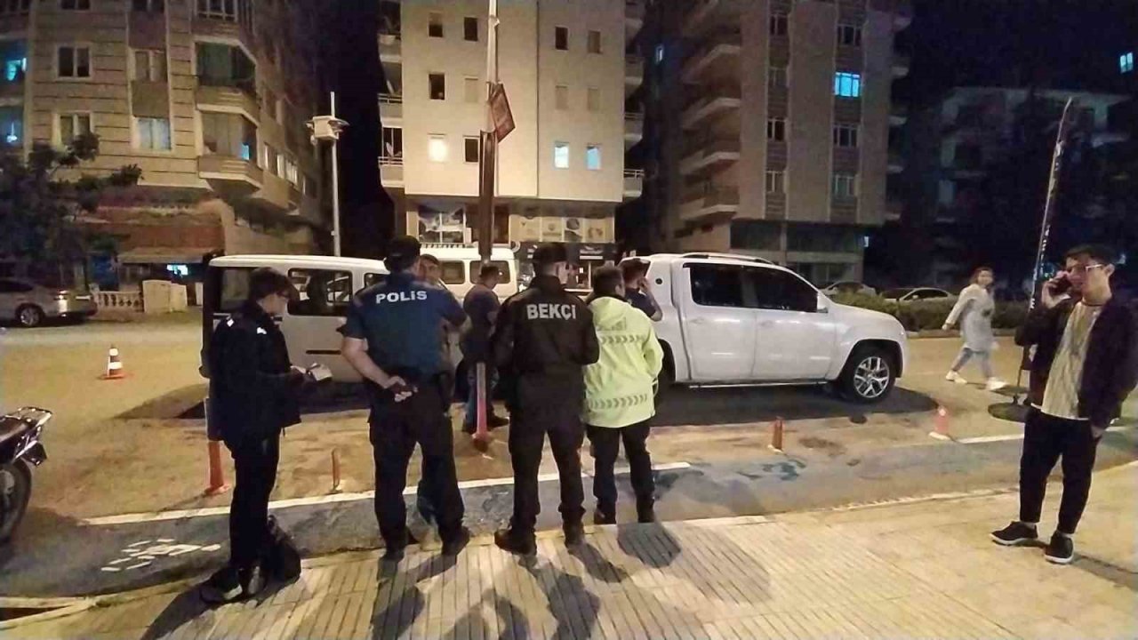 Kontrolden çıkan araç park halindeki kamyonete çarptı: 1 yaralı