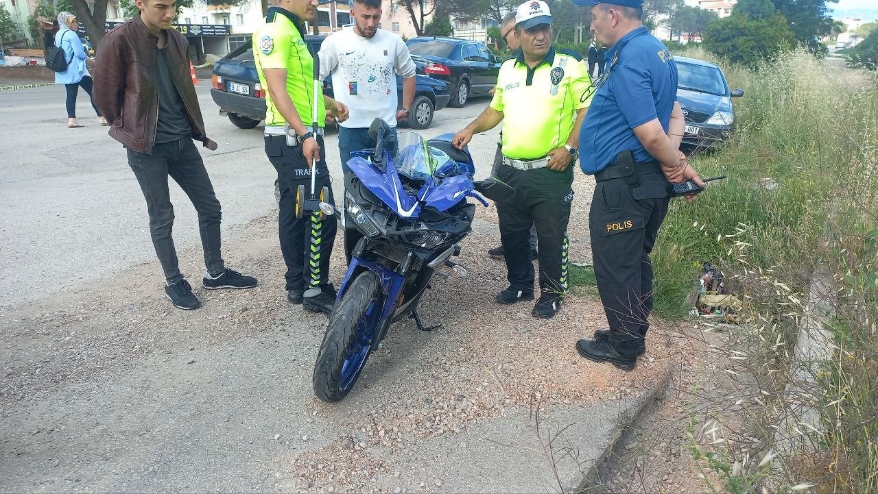 Elektrikli bisiklet ile motosiklet çarpıştı: 4 yaralı