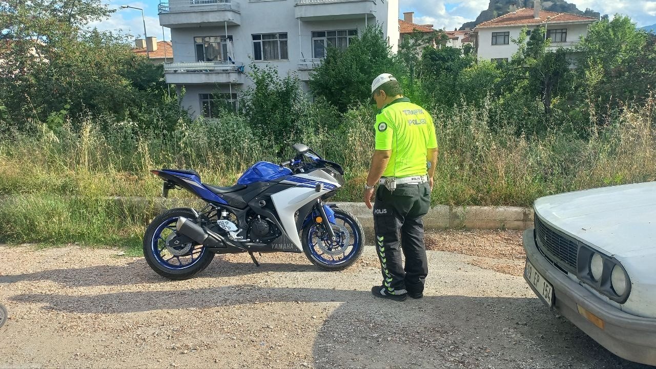 Elektrikli bisiklet ile motosiklet çarpıştı: 4 yaralı