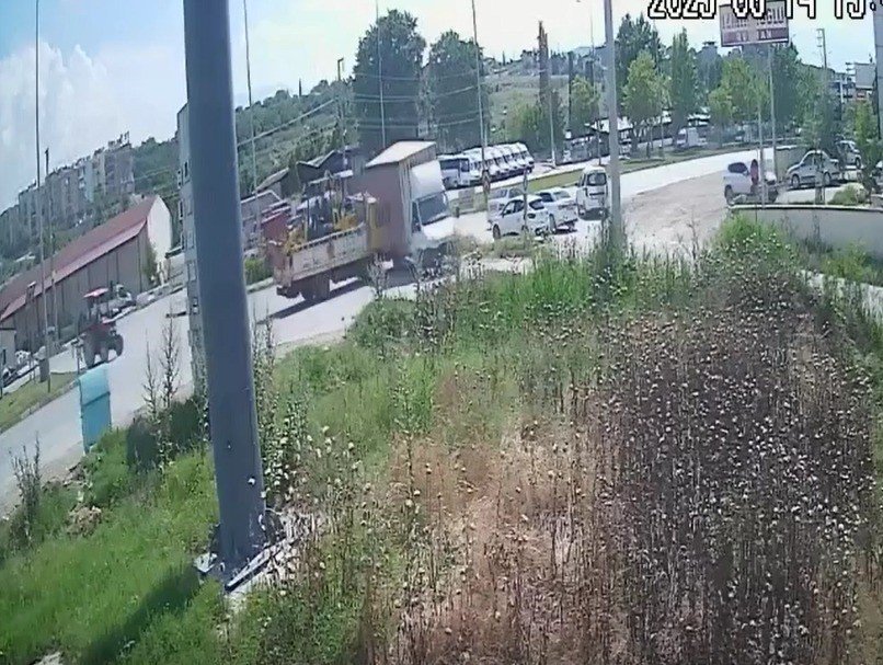 Dağıtım aracının otomobilin üzerine devrildiği kazanın görüntüleri ortaya çıktı
