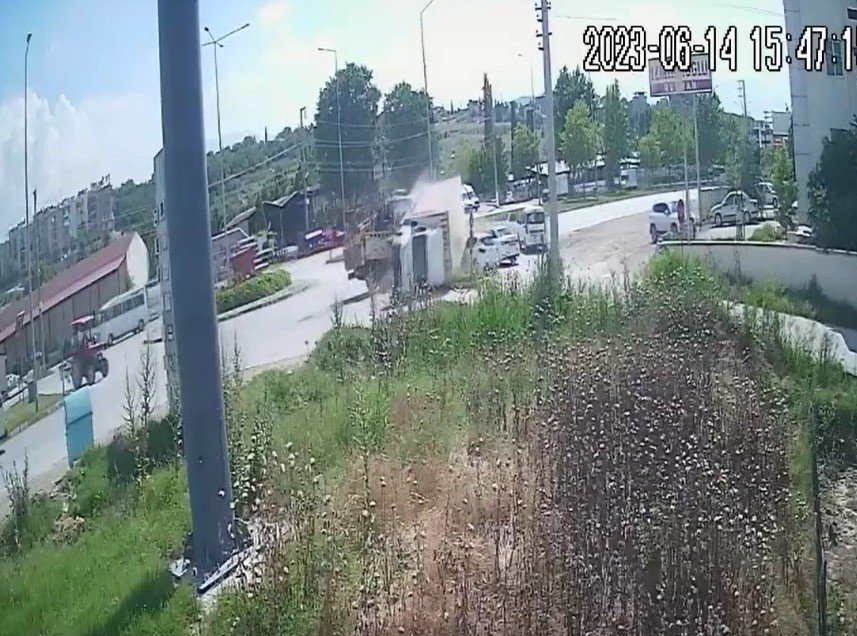 Dağıtım aracının otomobilin üzerine devrildiği kazanın görüntüleri ortaya çıktı