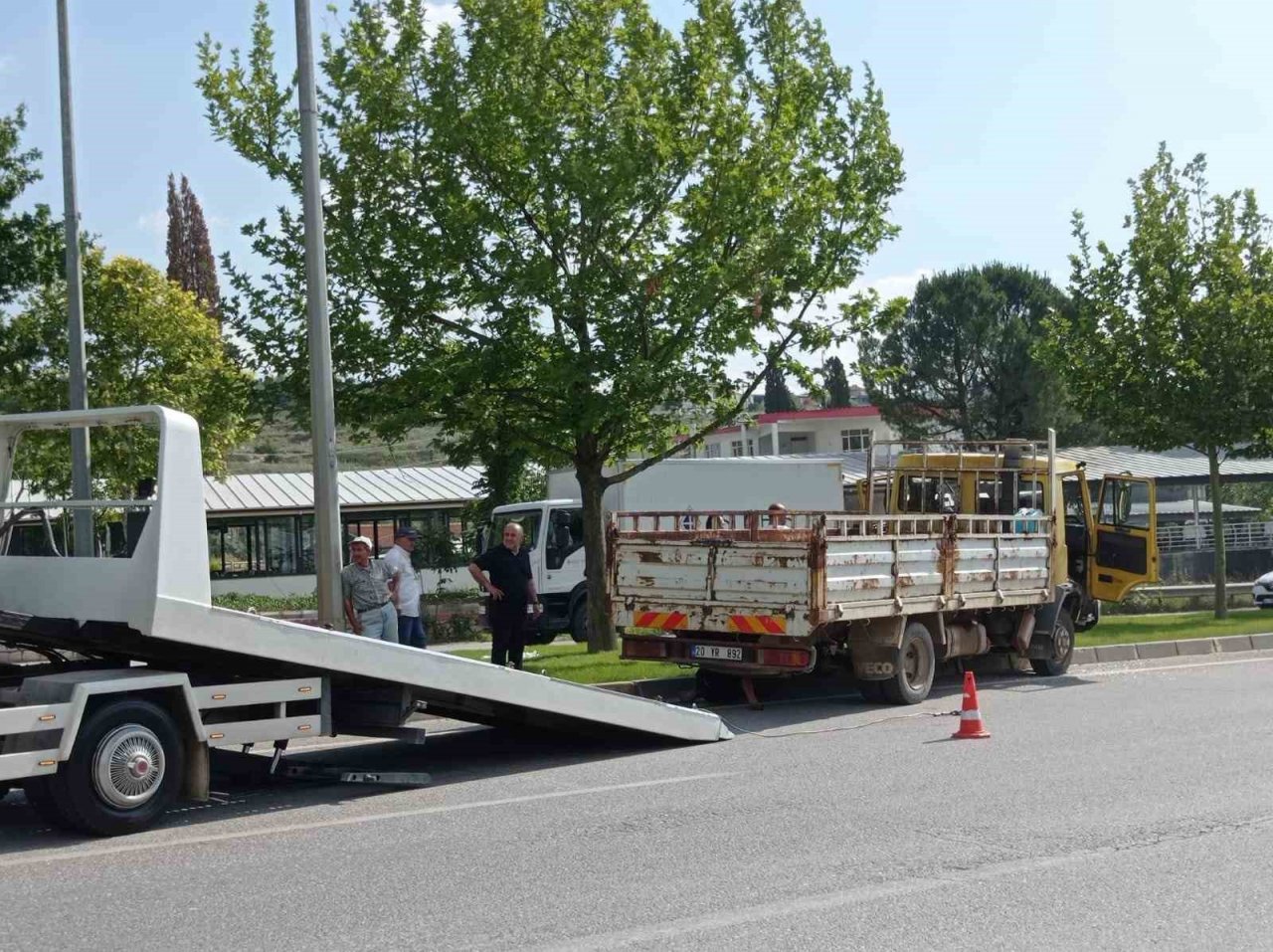Dağıtım aracının otomobilin üzerine devrildiği kazanın görüntüleri ortaya çıktı