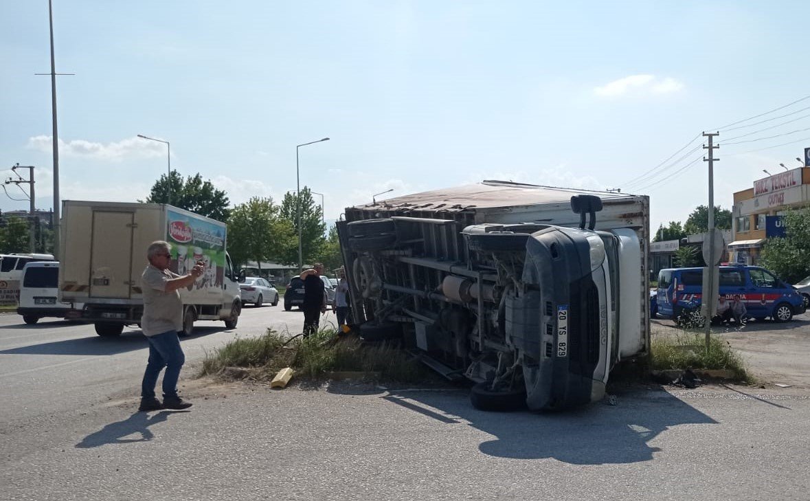 Dağıtım aracının otomobilin üzerine devrildiği kazanın görüntüleri ortaya çıktı