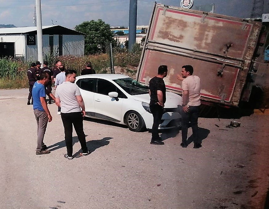 Zincirleme kazaya karışan araç, yoldan geçen otomobilin üzerine devrildi