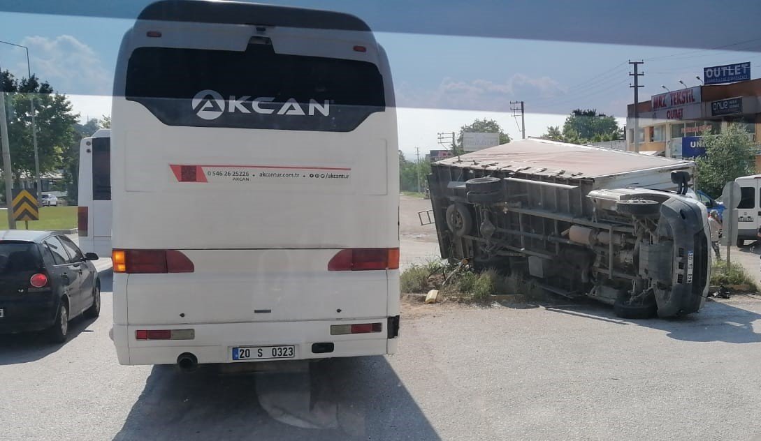 Zincirleme kazaya karışan araç, yoldan geçen otomobilin üzerine devrildi