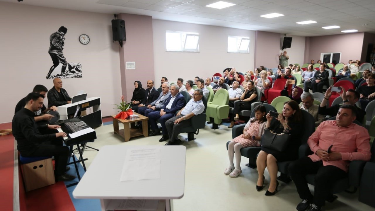 Derinceli öğrencilerden sanat şöleni