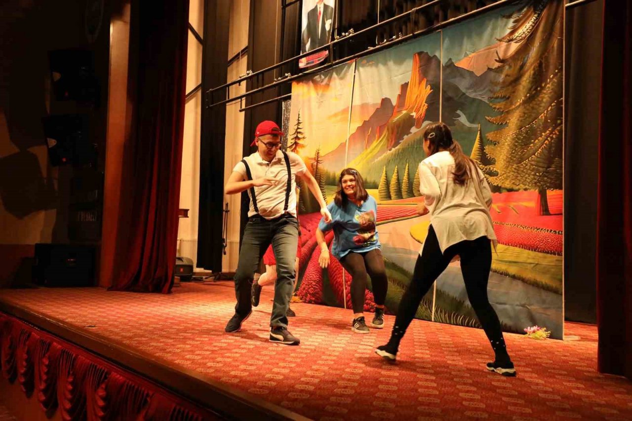 Develi’de çocukların karne hediyesi ‘Körebe’ oyununa yoğun ilgi