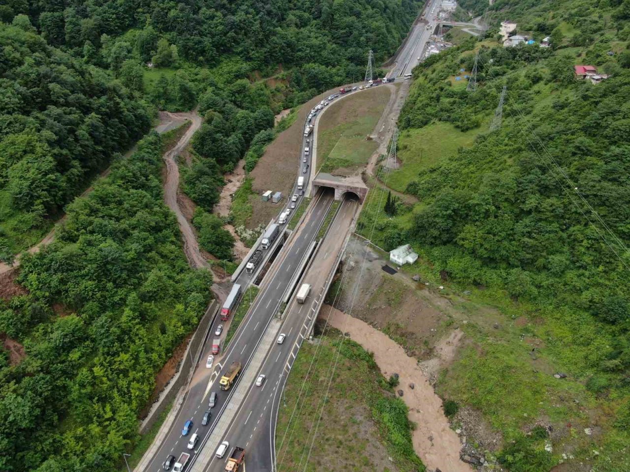 Trabzon-Gümüşhane karayolunda ulaşım sel sularının getirdiği taş ve çamur nedeniyle tek şeritten sağlanıyor