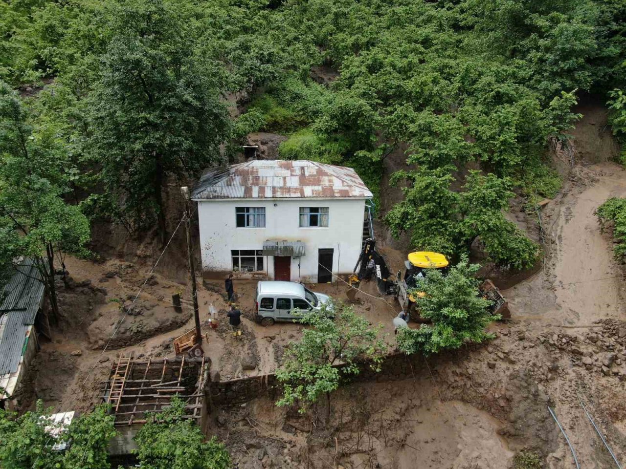 Trabzon-Gümüşhane karayolunda ulaşım sel sularının getirdiği taş ve çamur nedeniyle tek şeritten sağlanıyor