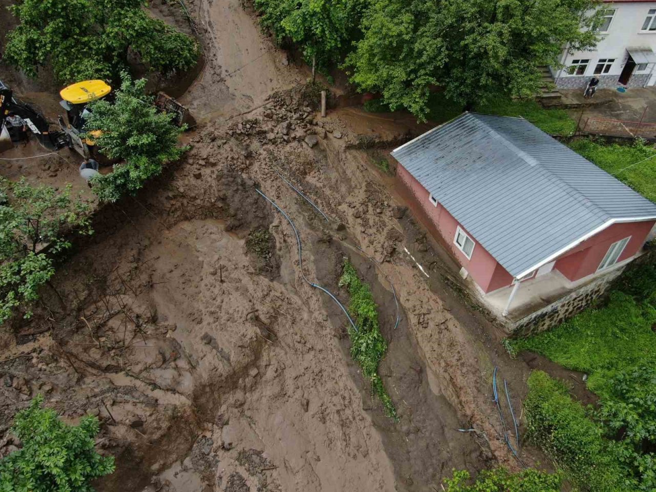 Trabzon-Gümüşhane karayolunda ulaşım sel sularının getirdiği taş ve çamur nedeniyle tek şeritten sağlanıyor
