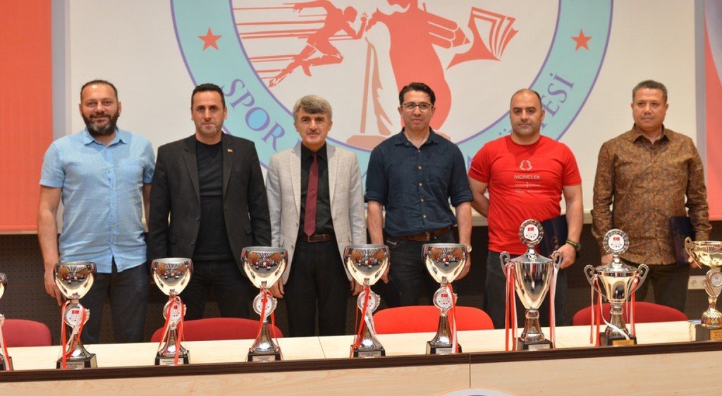 DPÜ SBF’de başarılı öğrencilere teşekkür belgesi