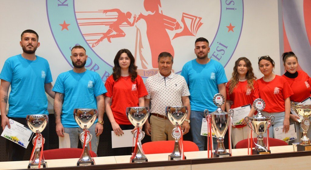 DPÜ SBF’de başarılı öğrencilere teşekkür belgesi