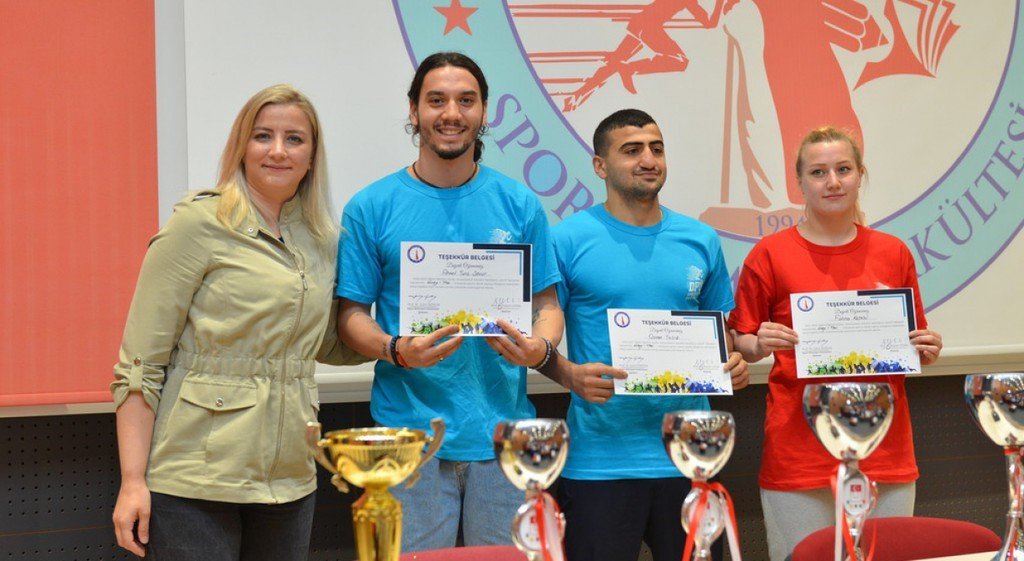 DPÜ SBF’de başarılı öğrencilere teşekkür belgesi