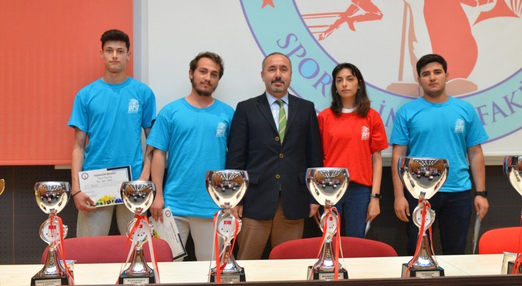 DPÜ SBF’de başarılı öğrencilere teşekkür belgesi