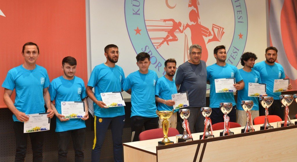 DPÜ SBF’de başarılı öğrencilere teşekkür belgesi