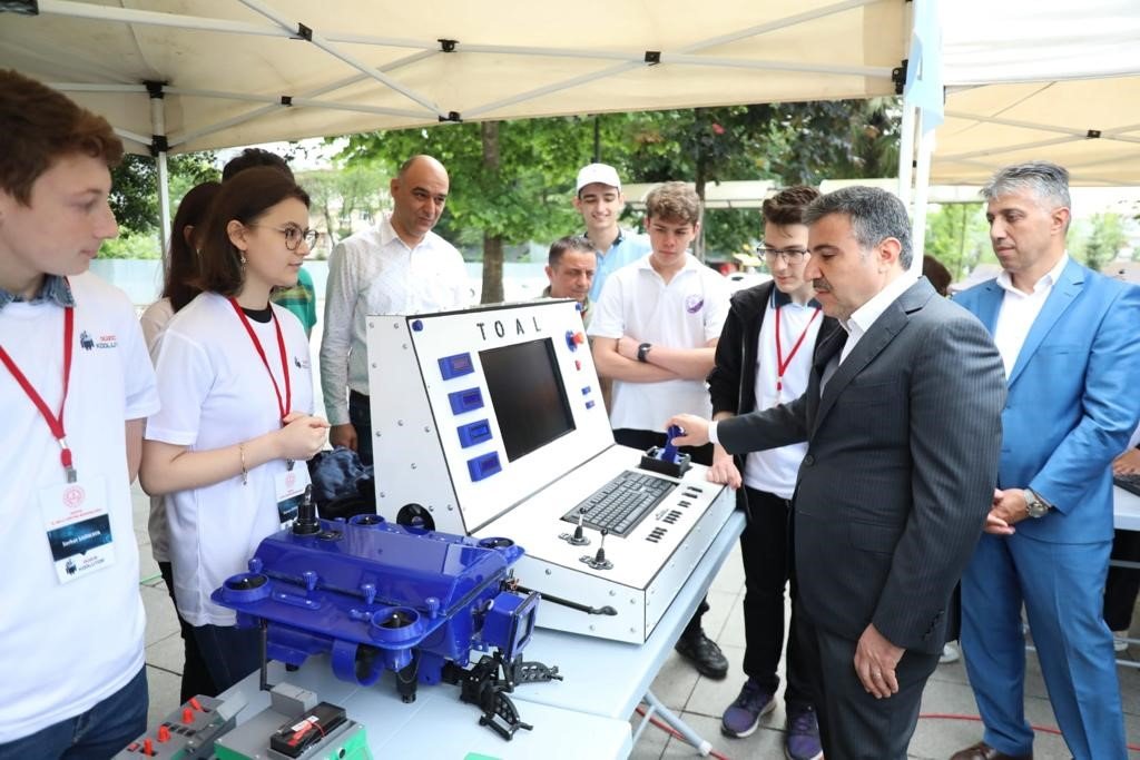 Öğrenciler hazırladıkları projeleri sergiledi