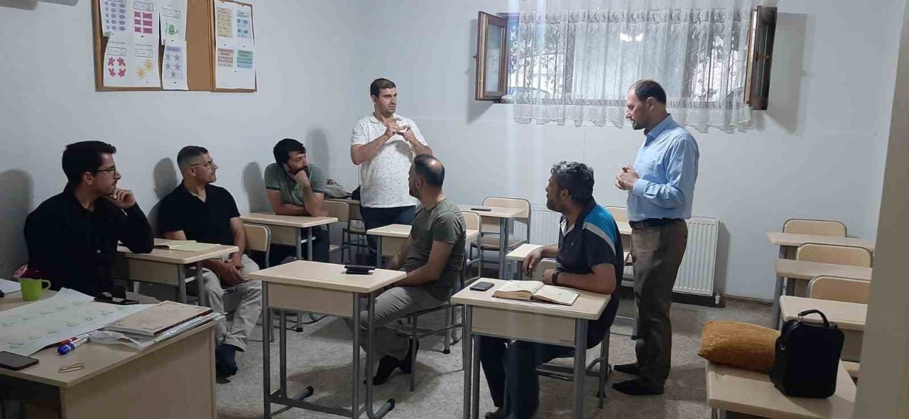 Elazığ’da işitme engelliler işaret dili ile Kur’an-ı Kerim öğreniyor