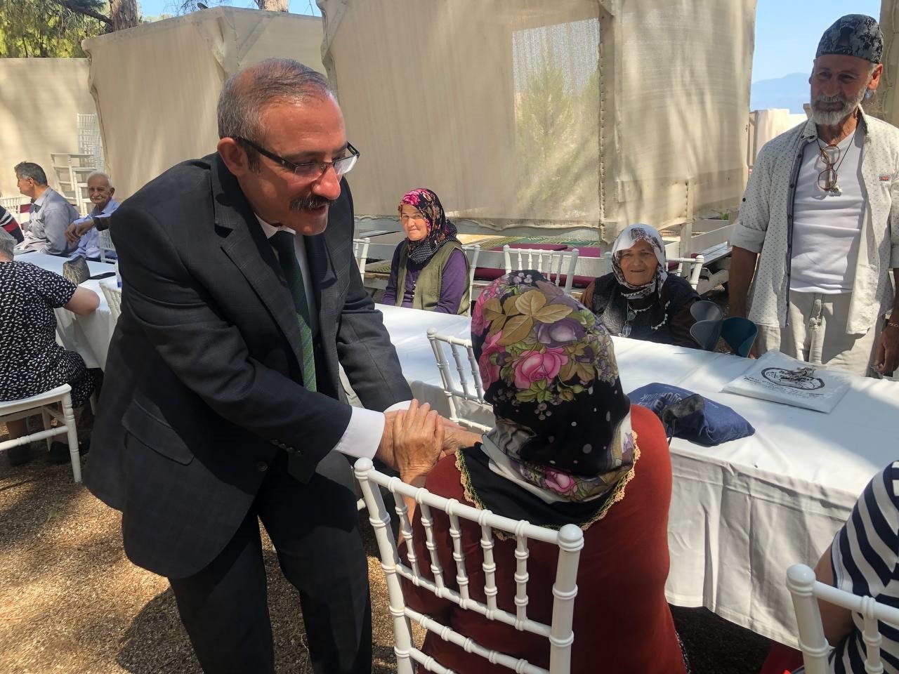 Huzurevindeki babalar unutulmadı