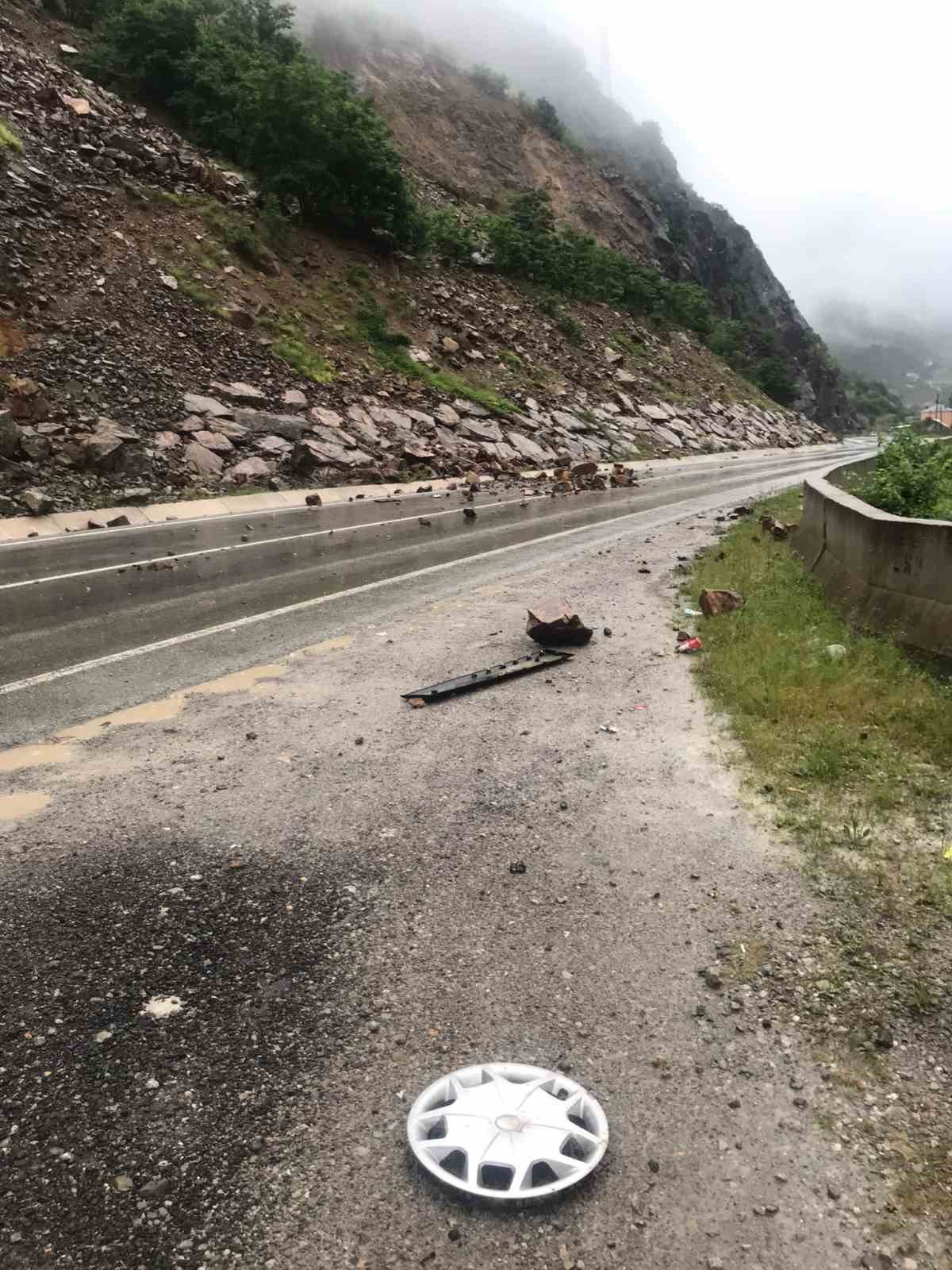 Ekmek yüklü minibüse dağdan kopan kayalar çarptı