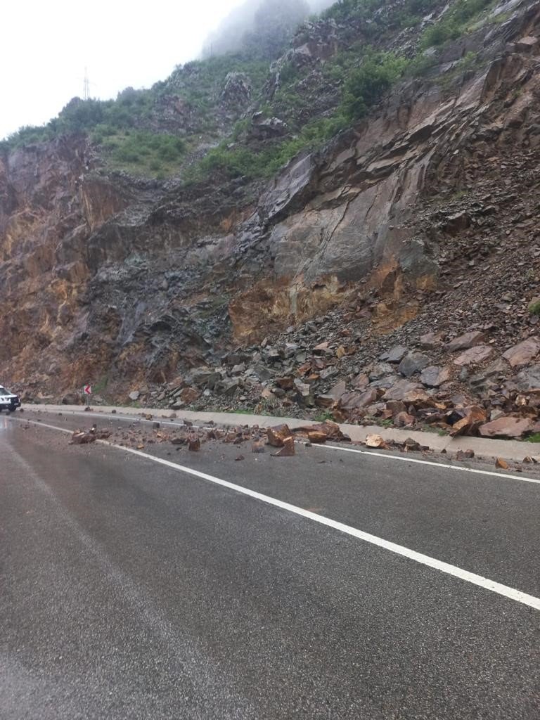 Ekmek yüklü minibüse dağdan kopan kayalar çarptı