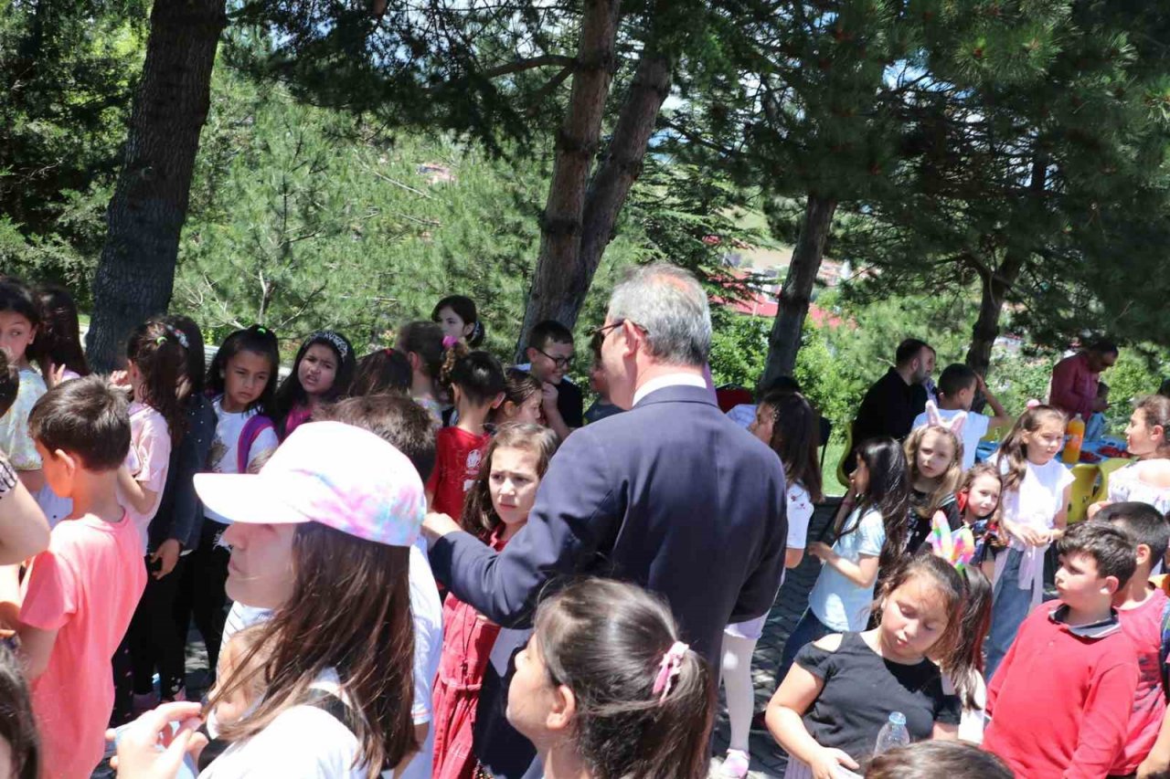 Okulda geleneksel döner ve dondurma etkinliği