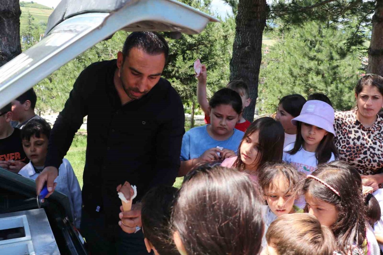 Okulda geleneksel döner ve dondurma etkinliği
