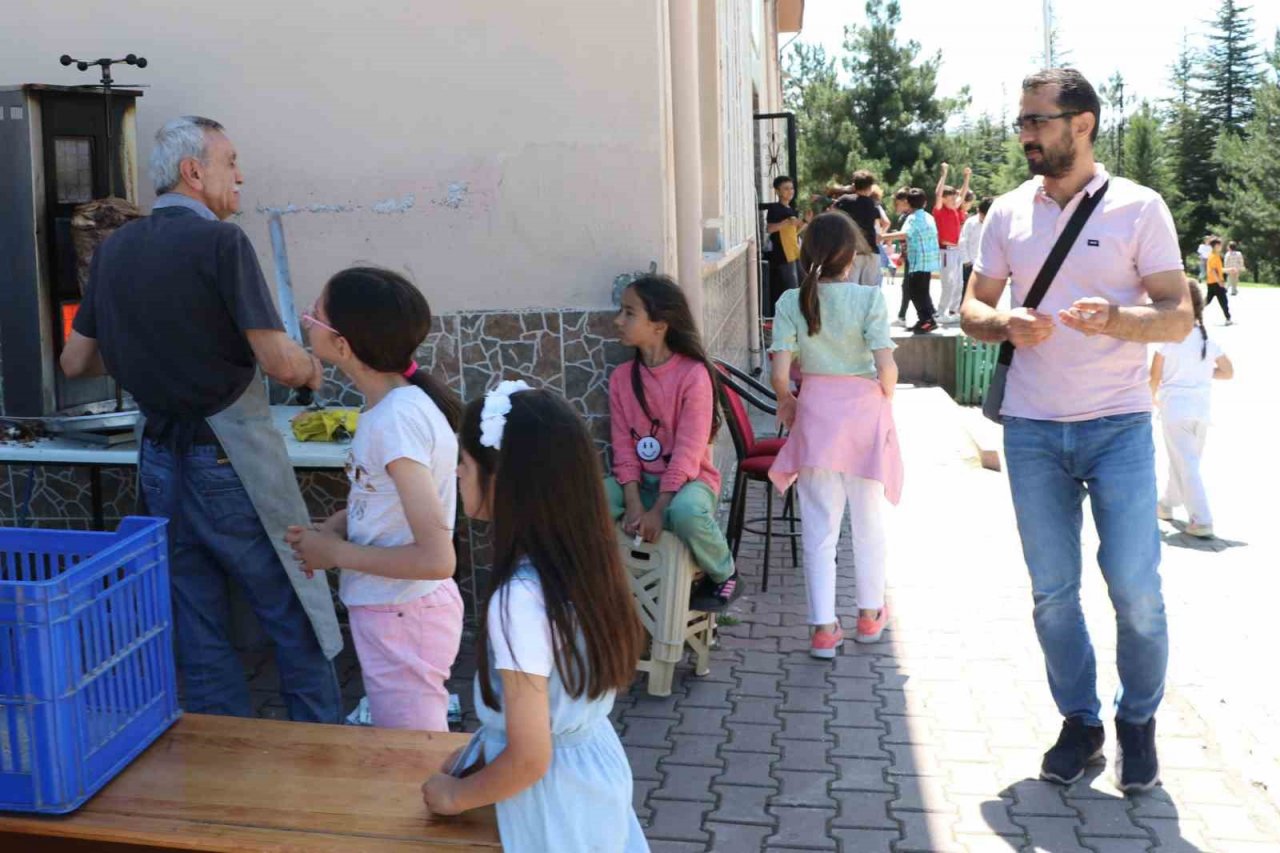 Okulda geleneksel döner ve dondurma etkinliği