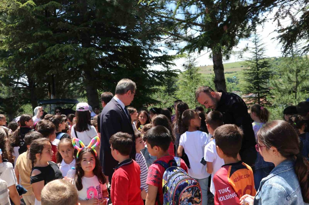Okulda geleneksel döner ve dondurma etkinliği