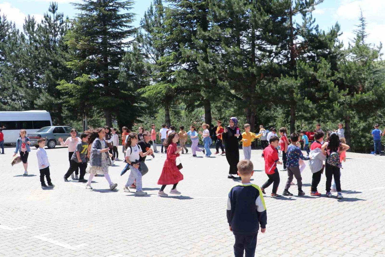 Okulda geleneksel döner ve dondurma etkinliği