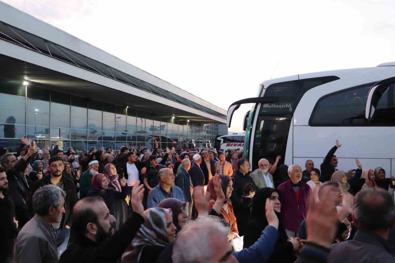 İlk hac kafilesi dualarla uğurlandı