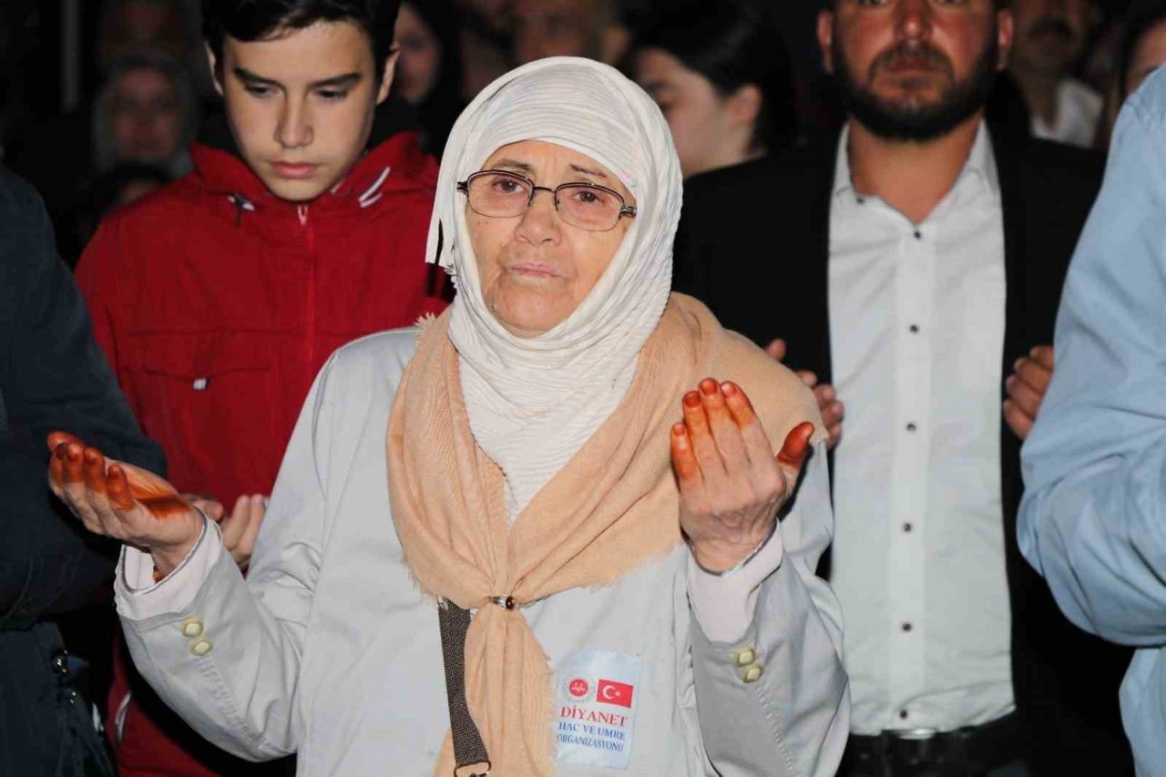 İlk hac kafilesi dualarla uğurlandı