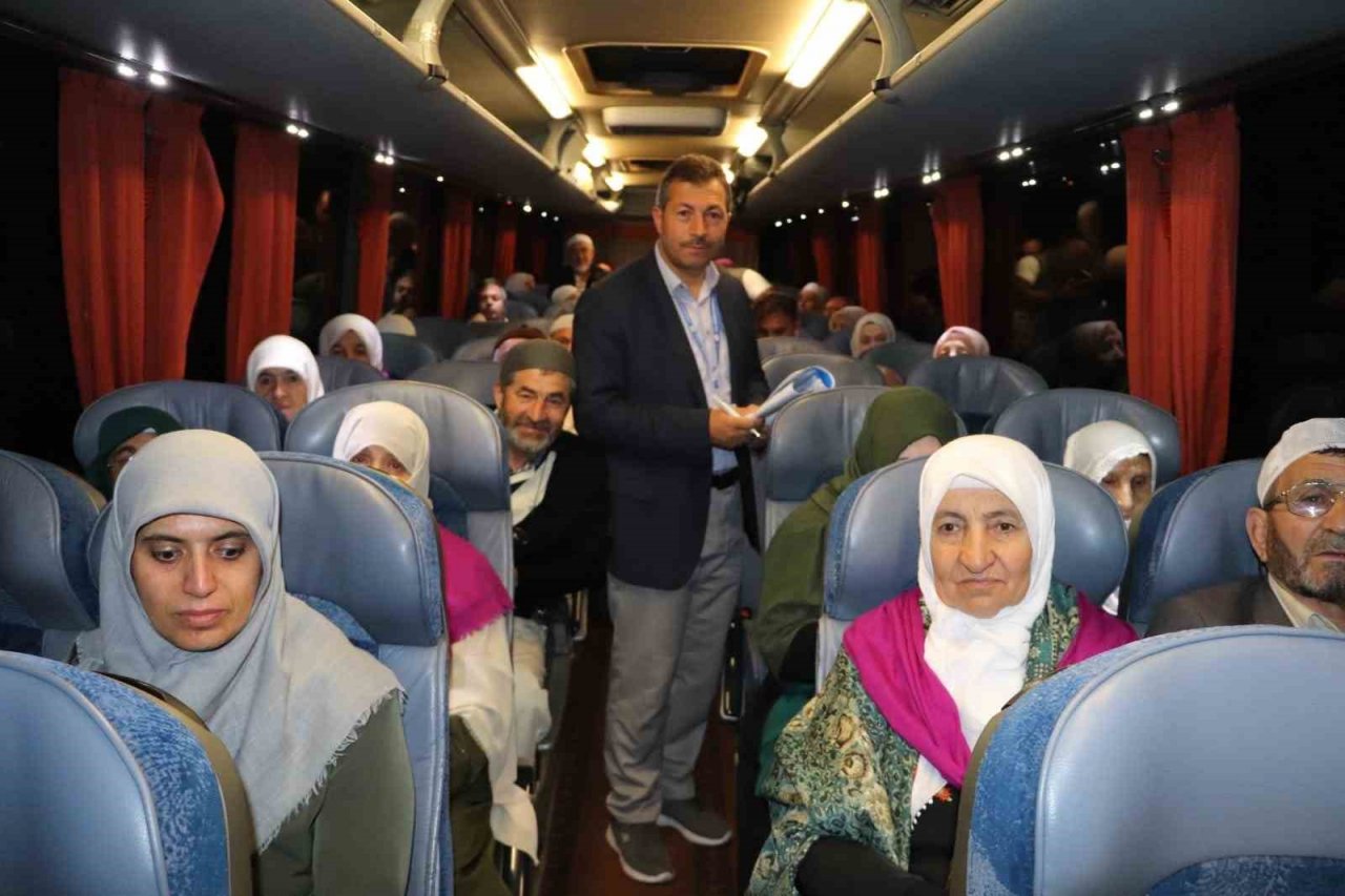 İlk hac kafilesi dualarla uğurlandı