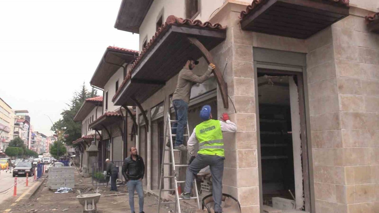 Tarihi Üzüm Pazarında 53 dükkanın restorasyonu tamamlandı