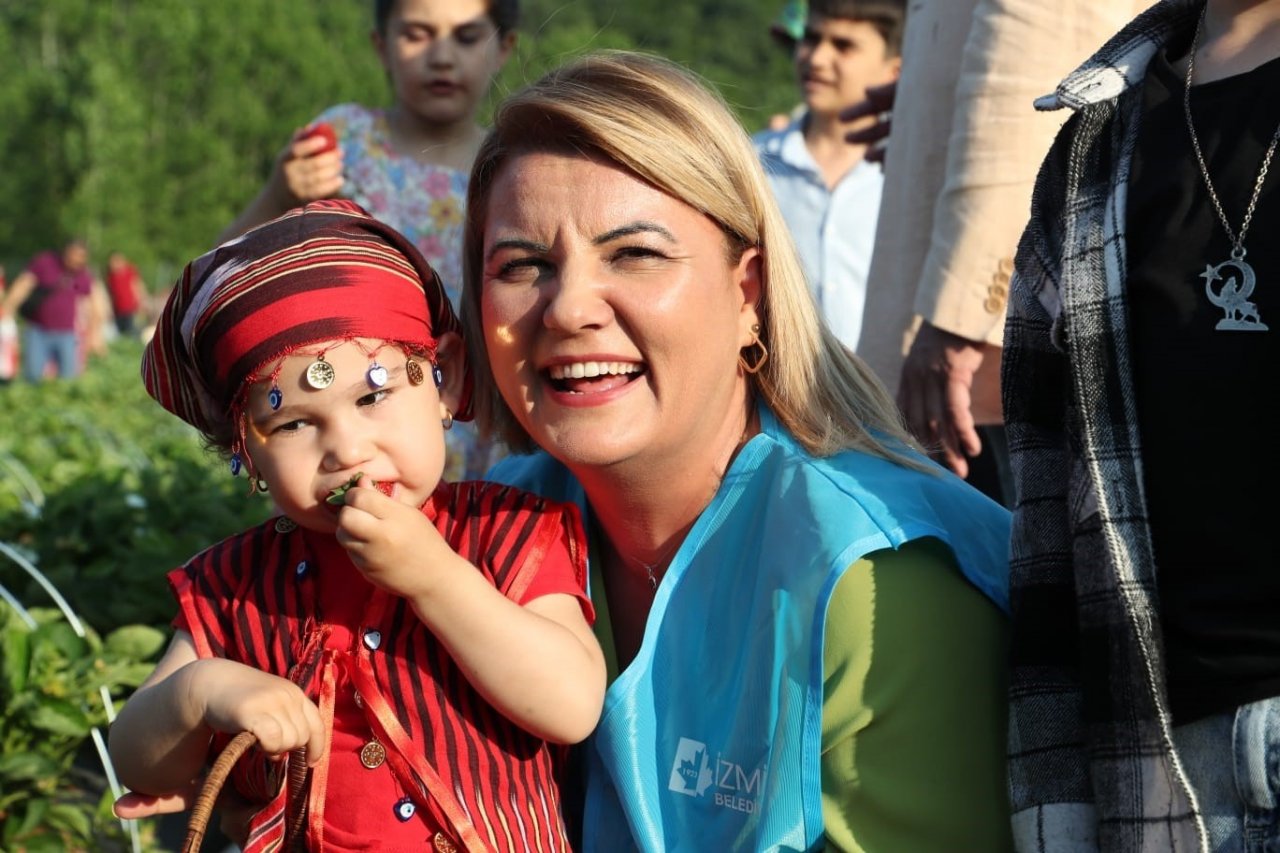 Kız çocuklarının eğitimi için dikilen çilekler toplanıyor