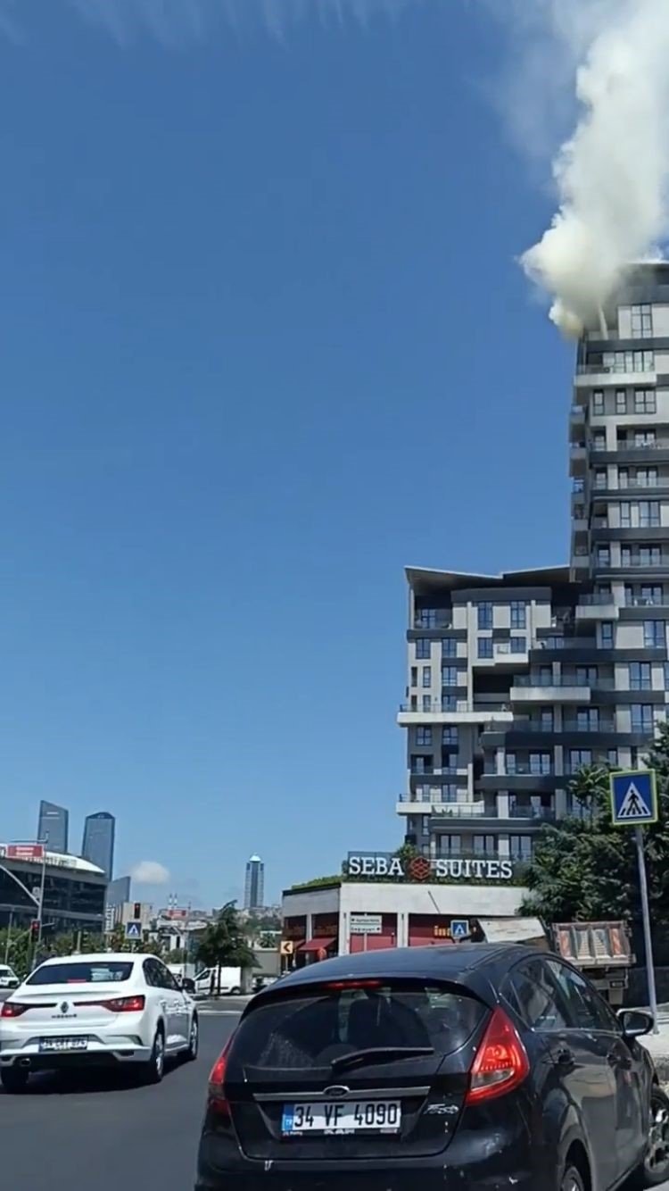 Kağıthane’de rezidansta yangın: Onlarca kişi mahsur kaldı