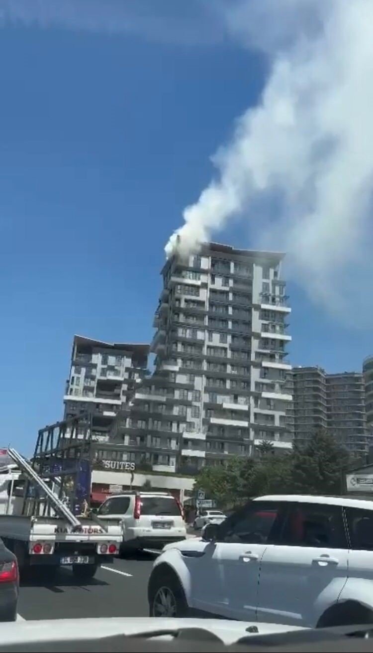 Kağıthane’de rezidansta yangın: Onlarca kişi mahsur kaldı