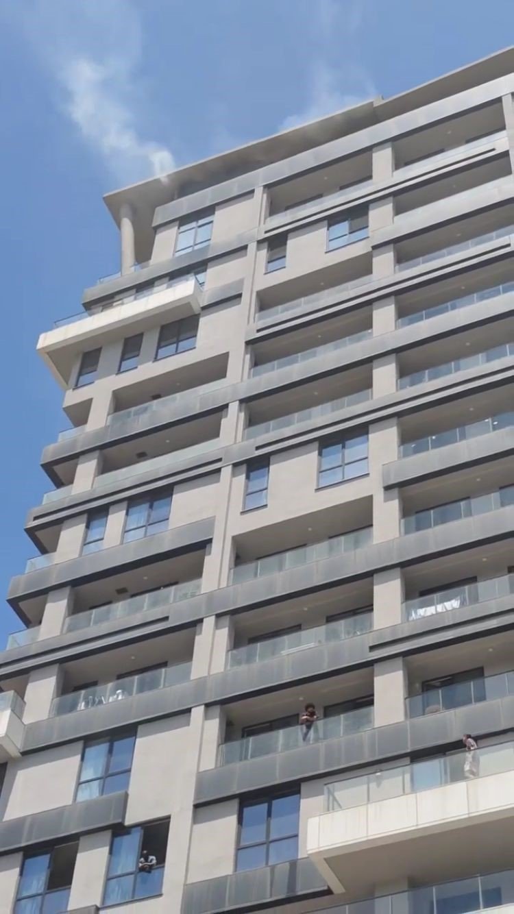 Kağıthane’de rezidansta yangın: Onlarca kişi mahsur kaldı