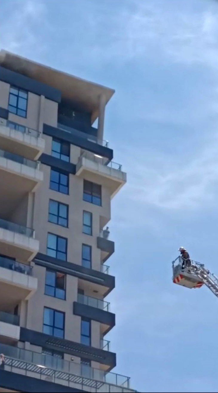 Kağıthane’de rezidansta yangın: Onlarca kişi mahsur kaldı