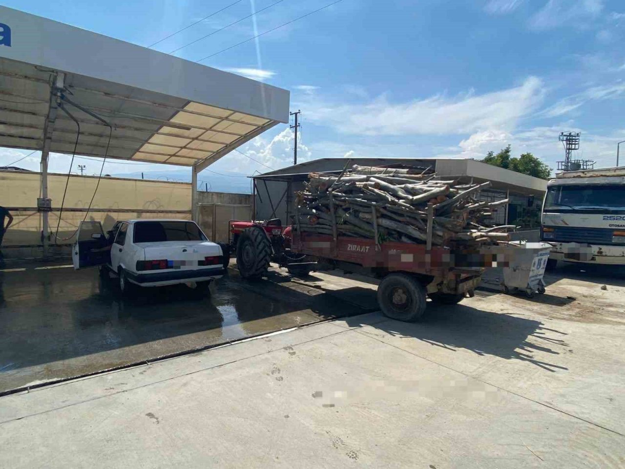 Kamu kurumuna ait 10 ton odunu çalarken yakalandılar