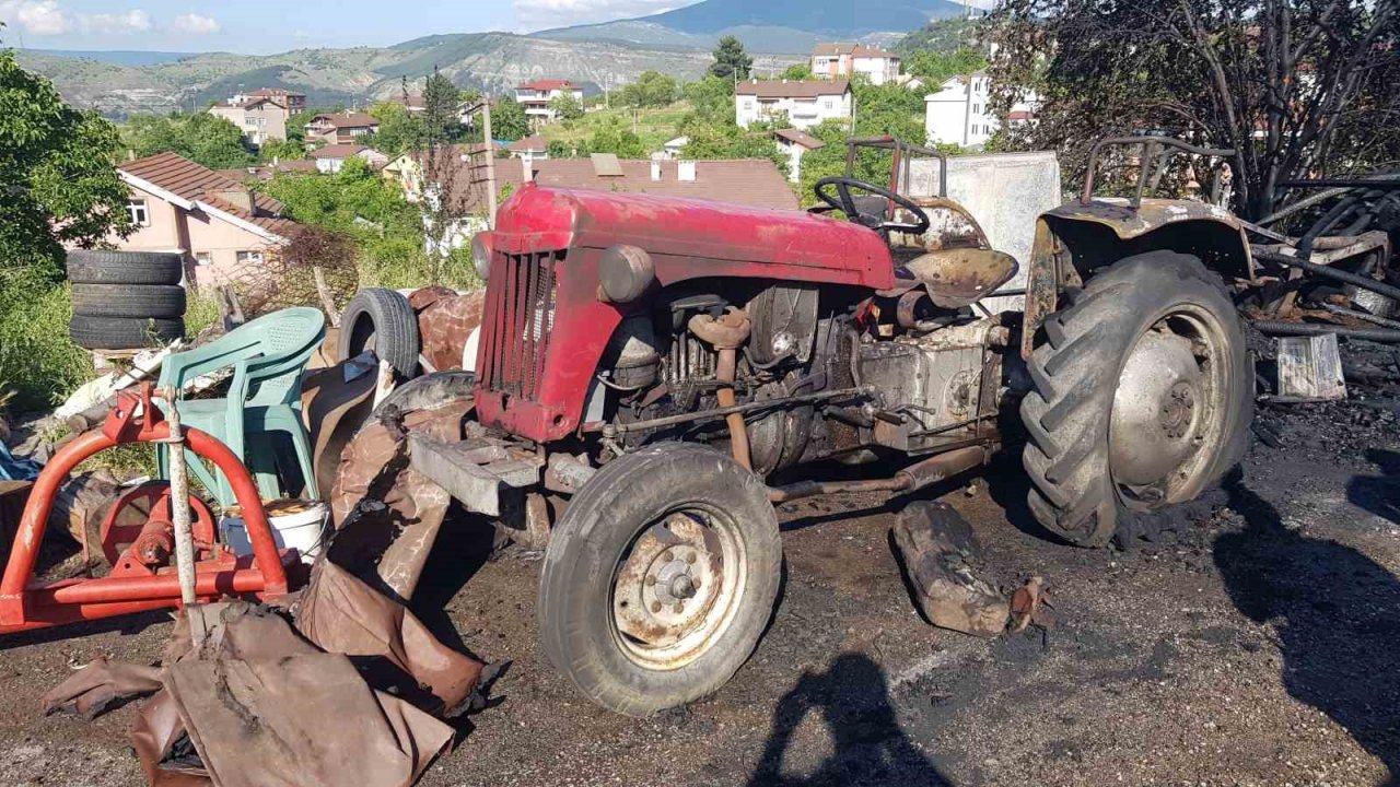Odunlardan başlayan yangın traktörü kül etti