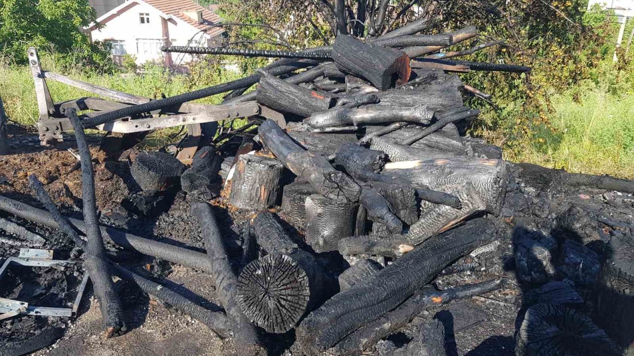 Odunlardan başlayan yangın traktörü kül etti