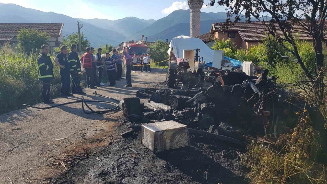 Odunlardan başlayan yangın traktörü kül etti