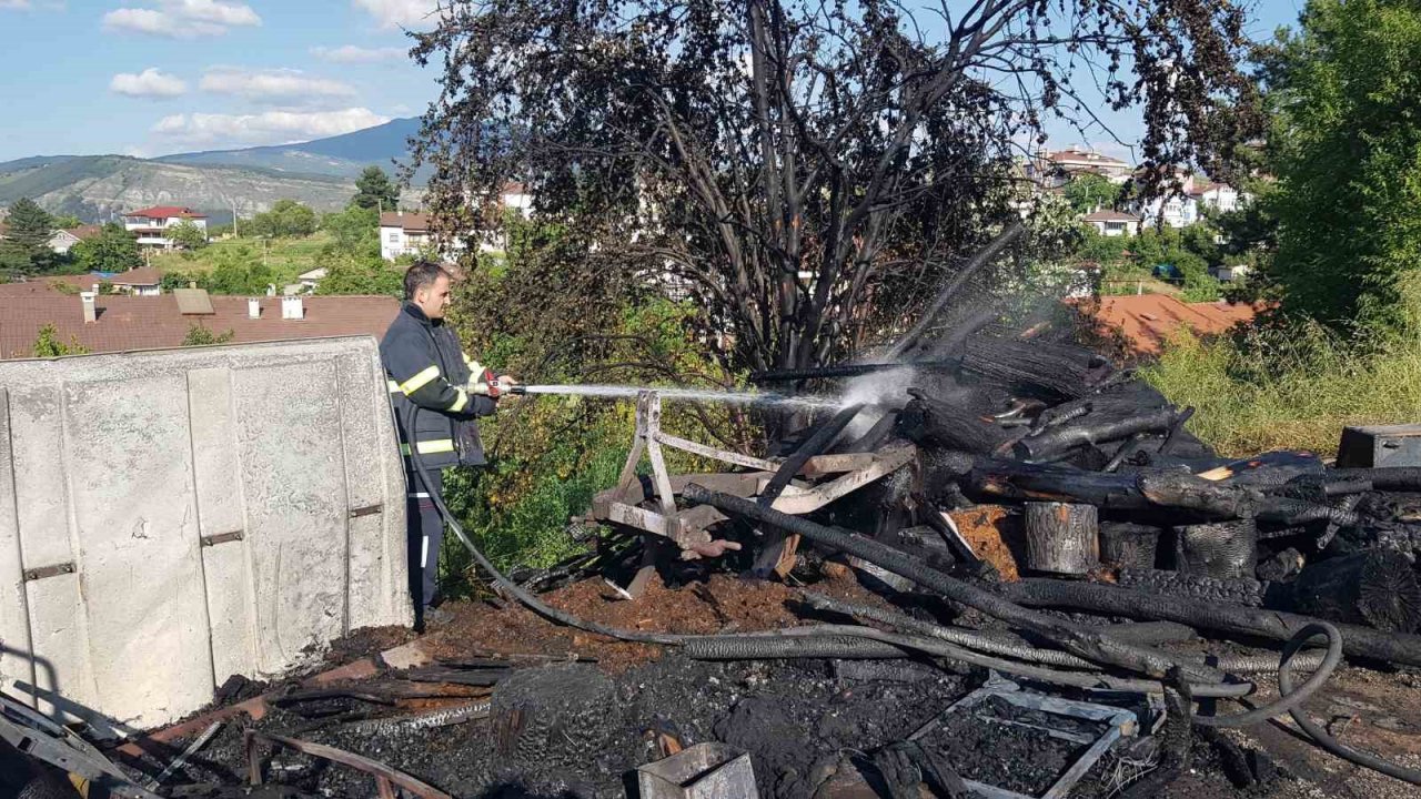 Odunlardan başlayan yangın traktörü kül etti