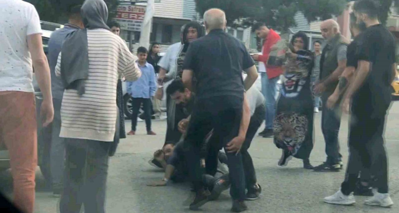 Yol ortasındaki taksi sürücüsü ve vatandaşın kavgası kameraya yansıdı