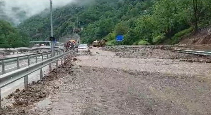 Trabzon-Gümüşhane karayolu yolu sel sularının getirdiği taş ve çamur nedeniyle ulaşıma kapandı