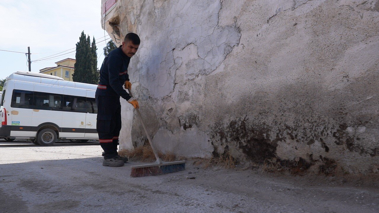 Karesi’de dip bucak temizlik sürüyor